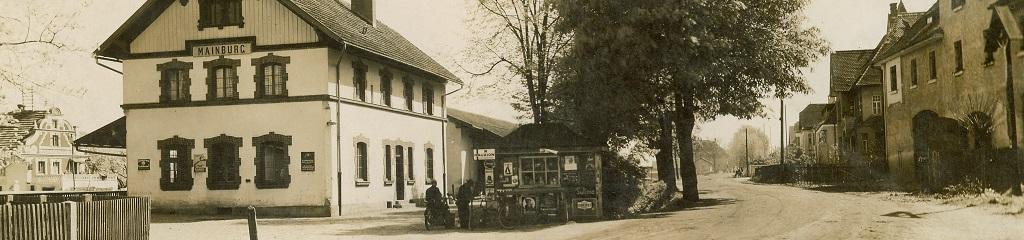 Mainburg 1928, Bahnhofsgebäude, Kiosk und heutige B301, Foto: Rehm (mit freundlicher Genehmigung)